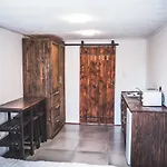 Peaceful 1-Bedroom Flatlet, 10 Min From The Beach